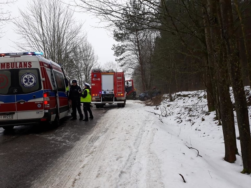 Dobrzyniówka. Śmiertelny wypadek. Fiat uderzył w drzewo. 35-latka zginęła na miejscu. 