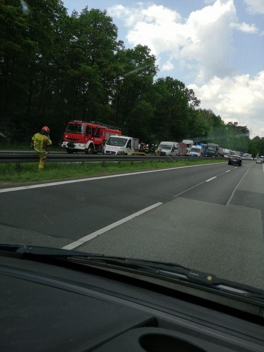 Groźnie wyglądający wypadek na drodze krajowej nr. 1 w Piasku. Bus najechal na samochód osobowy. Na szczęście podróżującym nic się nie stało