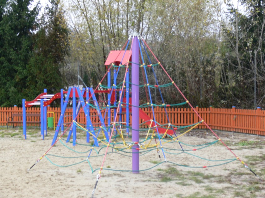 Nowy plac zabaw i siłownia zewnętrzna w Złotej w gminie Samborzec