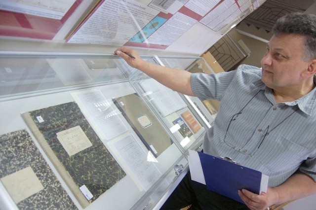Jeszcze przez miesiąc można zobaczyć wystawę w miejskiej bibliotece pt. "Jerzy Różycki i historia złamania kodu Enigmy". Została otwarta z okazji miejskich obchodów 90. rocznicy zdania matury w I LO przez wielkiego kryptologa.