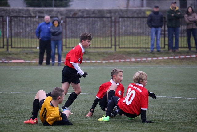 W Białymstoku nie brakuje ośrodków, kształcących młodych adeptów futbolu. Kiedyś za szkolenie odpowiadały kluby piłkarskie, ale to się ostatnio zmieniło. Na rynku jest coraz większa konkurencja, powstały nowe ośrodki, które specjalizują się w pracy z młodzieżą. Zobaczcie, gdzie, za ile i od jakiego wieku można zacząć szkolenie piłkarskie.