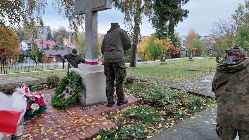 Żołnierze Wojsk Obrony Terytorialnej sprzątali groby na cmentarzach w powiecie opatowskim