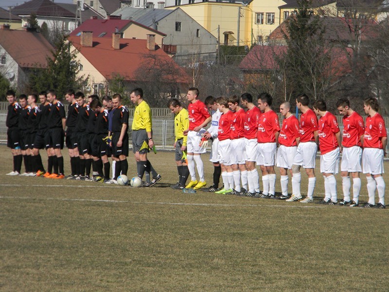 Lechia Sędziszów (czerwone koszulki) pewnie pokonała rywala...