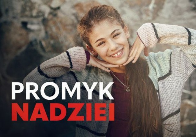 Tytuł serialu dosłownie tłumaczy się "Czekając na wiosnę", zastąpił on w ramówce TVP 2 serial "Więzień miłości"! Jest to opowieść o rodzinie, która przez wiele intryg została rozdzielona i musi się odnaleźć. Promyk nadziei, odcinek 6, emisja w piątek, 26 marca, godz. 17.15.To wydarzyło się ostatnio: Ipek (Gülsah Aydin) spotkała się z Ömerem (Fatih Ayhan), a gdy Halil (Şerif Bozkurt) się o tym dowiedział, wyrzucił ją z domu! Ipek pojechała na promenadę, gdzie stanęła na krawędzi klifu... Na szczęście na miejscu była Bahar (Isabella Damla Güvenilir). Streszczenie odcinka: W 6. odcinku serialu "Promyk nadziei" Ipek mdleje i trafia do szpitala, Bahar jej towarzyszy. Tymczasem ojciec Ömera dowiaduje się o powrocie syna. Selma (Duygu Gökhan) i Filiz nie robią najlepszego wrażenia w miejscu pracy, bo wyraźnie się obijają. Meliha (Alev Oraloğlu) dowiaduje się, że Halil wyrzucił Ipek z domu. Jest oburzona i robi mu awanturę. Ömer dowiaduje się, że Ipek trafiła do szpitala.Co wydarzy się w kolejnych odcinkach? Sprawdź >>>► To może Cię zainteresować: "Promyk nadziei". Poznajcie serialowego Oyuncu, młodego i przystojnego aktora Can Karakoç► To może Cię zainteresować: "Promyk nadziei". Ozan z serialu to przystojny aktor Ali Yağız Durmuş. Co o nim wiadomo?► To może Cię zainteresować: "Promyk nadziei". Jak urzędniczka zamieniła się w aktorkę. Oto Hande Arısoy, serialowa Süheyla