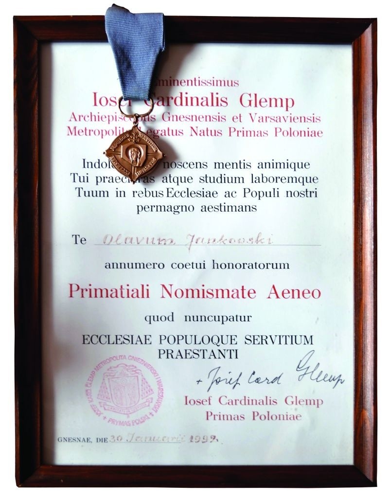 Ten dyplom Olaf Jankowski otrzymał od prymasa Glempa w 1992...