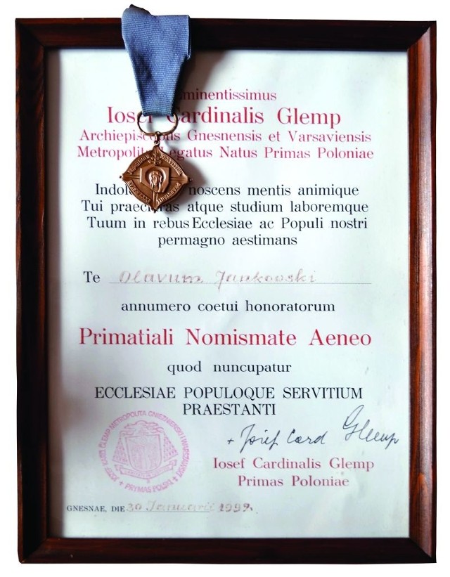 Ten dyplom Olaf Jankowski otrzymał od prymasa Glempa w 1992 roku.
