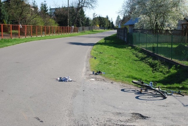 Policjanci z Przeworska wyjaśniają okoliczności wypadku, w którym ucierpiał 11-letni rowerzysta. Chłopca potrącił kierujący audi, który uciekł z miejsca zdarzenia.Do zdarzenia doszło w miejscowości Jagiełła. Kierujący audi jadąc w kierunku Chałupek, na skrzyżowaniu nie ustąpił pierwszeństwa rowerzyście, a następnie nie udzielając pomocy pokrzywdzonemu odjechał. Potrącony rowerzysta to 11-letni mieszkaniec pow. przeworskiego. Chłopiec z urazem głowy i licznymi obrażeniami trafił do szpitala w Przemyślu.Policjanci ustalili, że chłopca potrącił 26-letni mieszkaniec gm. Adamówka, kierujący audi. Jak się okazało, mężczyzna ma cofnięte uprawnienia do kierowania, lecz nie zdał jeszcze do starostwa prawa jazdy. Na miejscu wypadku przeprowadzono oględziny, wykonano dokumentację fotograficzną oraz szkic, które pozwolą na wyjaśnienia przyczyn i okoliczności zdarzenia. 26-latek został zatrzymany w policyjnym areszcie. Dziś usłyszy zarzuty.