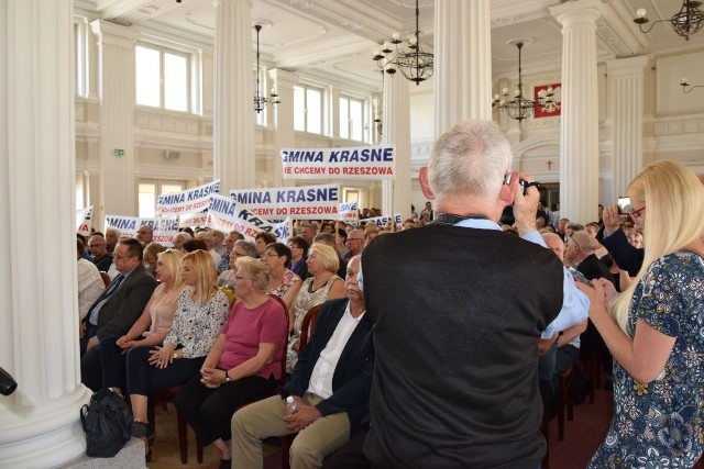 Mieszkańcy sąsiednich gmin spotkali się z wojewodą Ewą Leniart w sprawie przyłączenia do Rzeszowa.