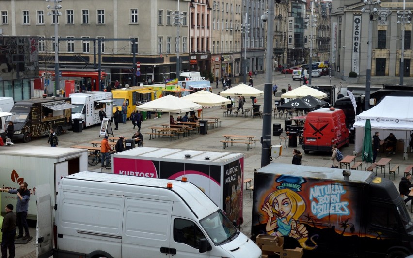 Zlot food trucków na rynku w Katowicach w kwietniu 2019