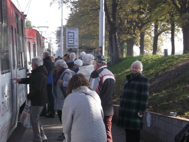 Wrocław: Dziś znacznie mniejszy ruch na cmentarzu Osobowickim (ZDJĘCIA)