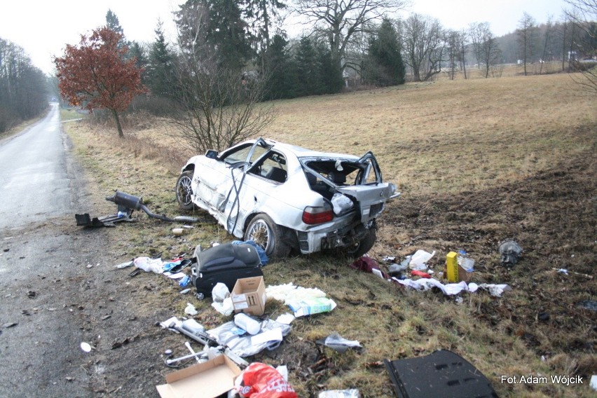 Koło Nosowa kierowca bmw ściął znak drogowy i otarł się o...