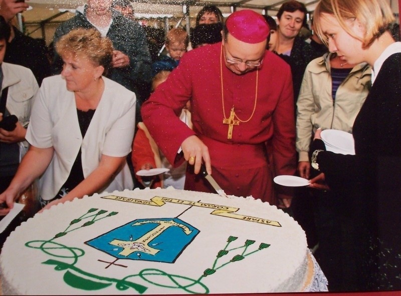 Biskup Andrzej Czaja podczas prymicji w Wysokiej kroi...