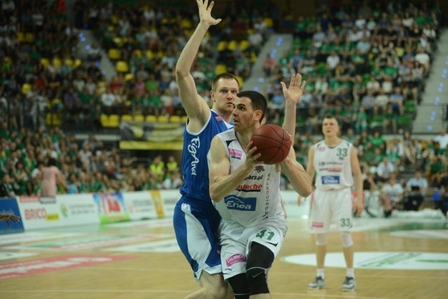 Nasz nowy zawodnik, jeszcze w koszulce Rosy Radom walczył o piłkę z Dejanem Borovnjakiem w finale Tauron Basket Ligi.