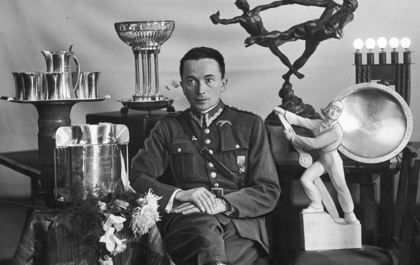 Jerzy Bajan otoczony swoimi trofeami