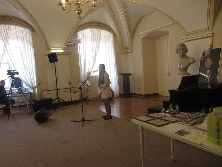 II nagrodę za piosenkę "Świt" przyznano Julii Sobczyk