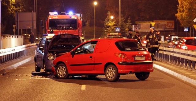 Na wiadukcie na ul. Sulechowskiej zderzyły się dwa samochody.