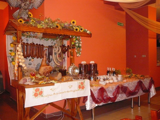 Na życzenie klienta restauracja może zapewnić na wesele stół z wiejskimi wyrobami.