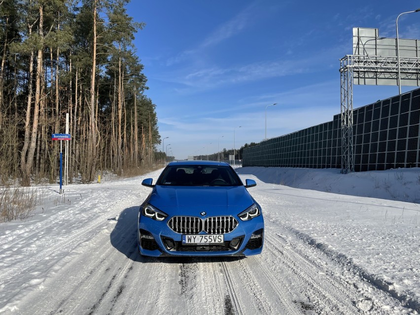 Ma modne nadwozie czterodrzwiowego coupe. Ma kolor, który...