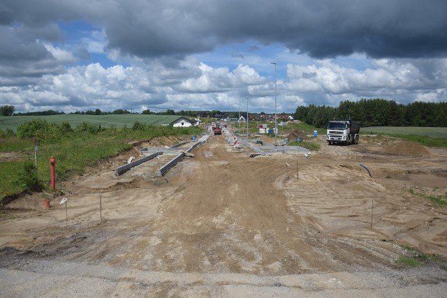 Do końca czerwca br. został przedłużony termin przebudowy ulicy Jodłowej w Pasiece (z połowy czerwca). Nowa ulica połączy drogę powiatową Wołcza Wielka – Miastko z drogą krajową nr 20.