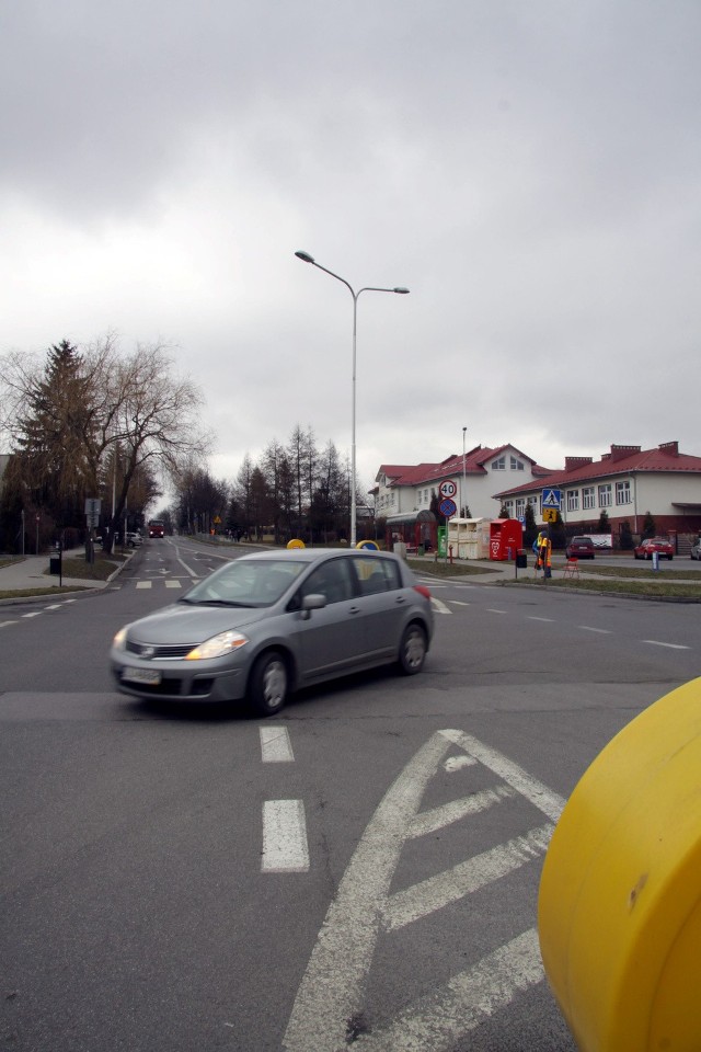 Ul. Roztocze. Aby poprawić bezpieczeństwo pieszych, prędkość aut została ograniczona do 40 km/h. Pojawi się też fotoradar