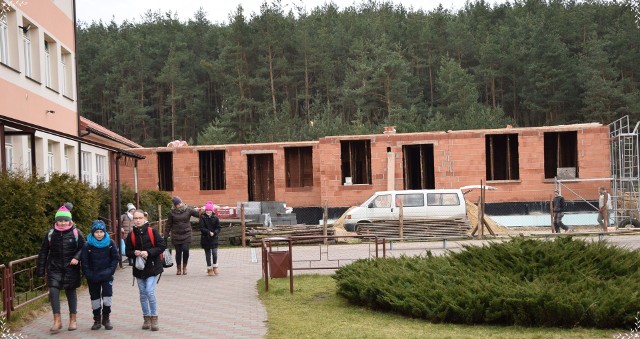 Przy szkole w Olesznie budowane jest przedszkole dla dwóch oddziałów. Otwarcie planowane jest na nowy rok szkolny.