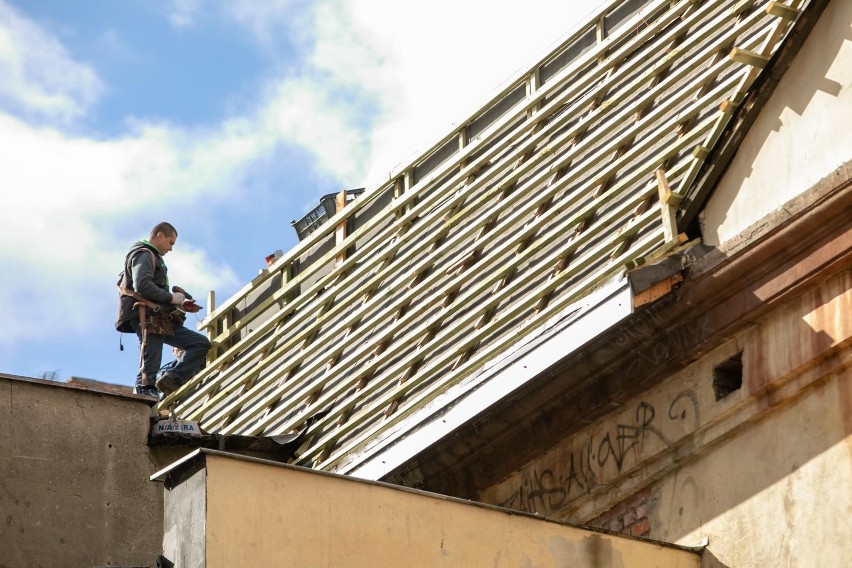 Od paru dni trwa gruntowny remont dachu kina Pomorzanin przy...