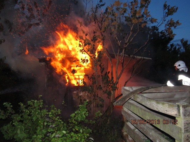 Pożar altanki działkowej w Karlinie. Zdjęcia z akcji gaśniczej 