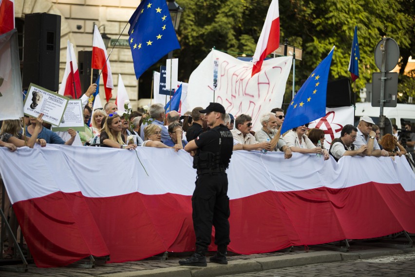 Kolejne protesty pod Wawelem w miesięcznicę pochówku Lecha i...