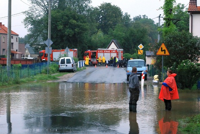 Zalana przez Czarną Wodę miejscowość Strzelce, przy drodze krajowej nr 35 Wrocław - Świdnica