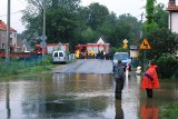 Powódź pod Wrocławiem. Czarna Woda zalała wioski i mosty. Wstrzymany ruch pociągów, domy odcięte od świata [ZDJĘCIA]
