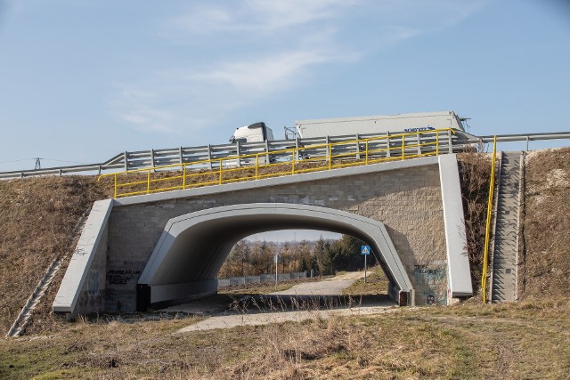 Stan wiaduktu będącego częścią obwodnicy Pińczowa. Tak wyglądał 1 marca. >>>Więcej zdjęć na kolejnych slajdach