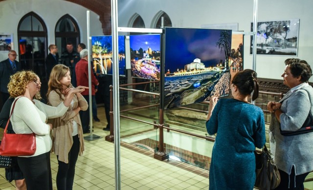 Gdy otwierano w Bydgoszczy Muzeum Wodociągów, było to pierwsze tego typu muzeum w Polsce. W tym roku Muzeum Wodociągów obchodzi jubileusz 5-lecia. Z tej okazji w piątkowy wieczór w zabytkowej hali pomp odbył się wernisaż wystawy fotograficznej Marka Chełminiaka pt. „Woda skarbem Kujaw i Pomorza”. Na wystawie można zobaczyć ponad 30 unikatowych fotografii, ukazujących urokliwe zakątki regionu, np. nad Brdą, Wisłą czy Drwęcą. Marek Chełminiak - bydgoski fotograf, dziennikarz i regionalista, od 12 lat współpracujący z naszą redakcją. Fotografie Marka Chełminiaka już niejednokrotnie ukazywały piękno Bydgoszczy oraz innych miast w wydaniach albumowych. Teraz jest okazja, by wyjątkowe kadry zobaczyć z bliska. Wystawa w zabytkowej hali pomp Muzeum Wodociągów (ul. Gdańska 242) czynna jest do 31 stycznia 2018 r.Piątkowy wernisaż na jubileusz Muzeum Wodociągów uświetnił występ Chóru Primo Zespołu Szkół Ogólnokształcących nr 1 w Bydgoszczy pod dyrekcją Moniki Wilkiewicz i przy akompaniamencie Rafała Tworka. Na wiele głosów zabrzmiały światowe przeboje, jak chociażby chóru usłyszymy światowe przeboje: Imagine Johna Lennona, Can`t help falling in love Elvisa Presleya, Can you feel the love tonight Eltona Johna z filmu "Król lew" czy New York, New York Franka Sinatry.