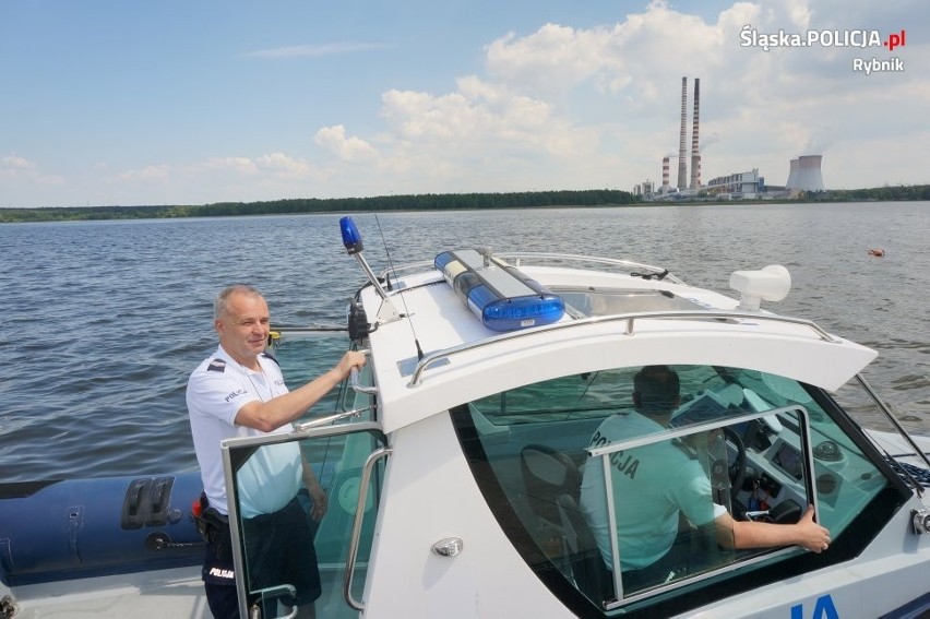 Policjanci patrolują Zalew Rybnicki z łodzi motorowej...