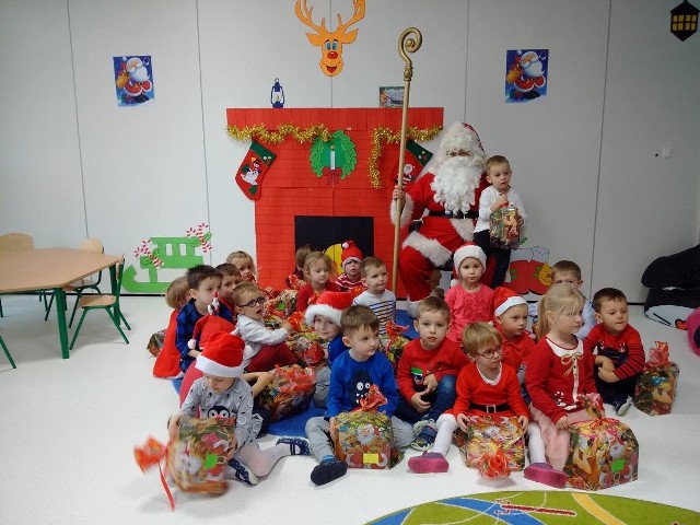 Po otrzymaniu prezentów nie mogło zabraknąć tak ważnej rzeczy jak wspólne zdjęcie dzieci ze Świętym Mikołajem.