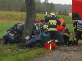 Wypadek w Grabinie. Kierowca osobówki uderzył w drzewo