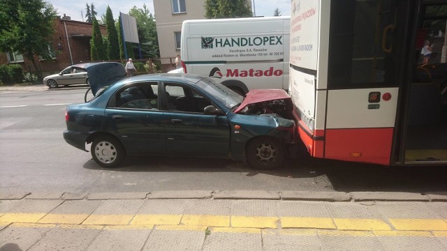 W poniedziałek około godziny 13 daewoo lanos uderzył w tył autobusu Miejskiego Przedsiębiorstwa Komunikacji na przystanku obok Urzędu Pracy przy ulicy Łukasika w Radomiu.