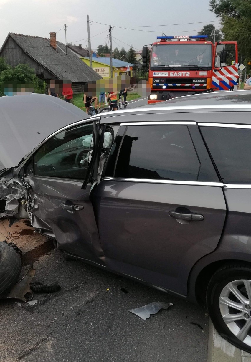 Wypadek w Kaszowie. Czołowe zderzenie dwóch pojazdów