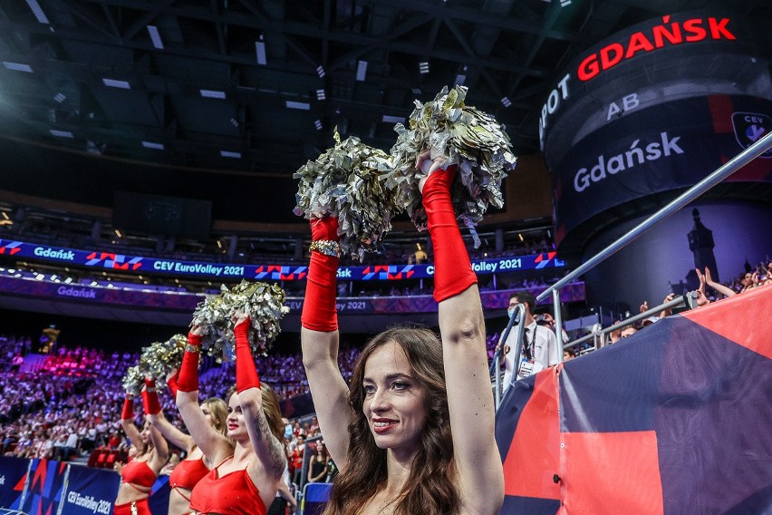 Cheerleaderki podczas siatkarskiego meczu Polska - Finlandia