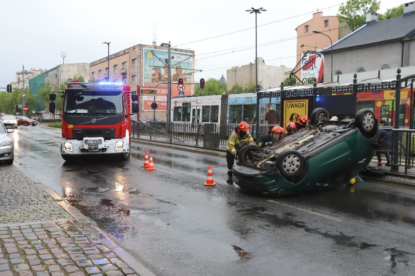 Dachowanie fiata punto na alei Kościuszki przy Struga