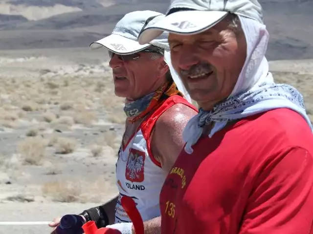 Jacek Łabudzki i Zbigniew Malinowski. Przed nimi 217 kilometrów morderczego biegu.