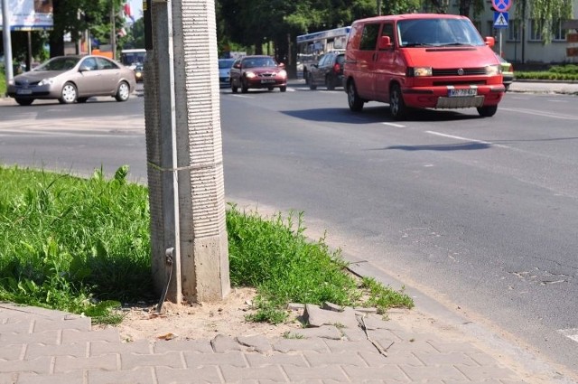 Po wymianie latarni przy skrzyżowaniu ulic 25 Czerwca i Kelles &#8211; Krauza zapomniano o ułożeniu kostki na chodniku.