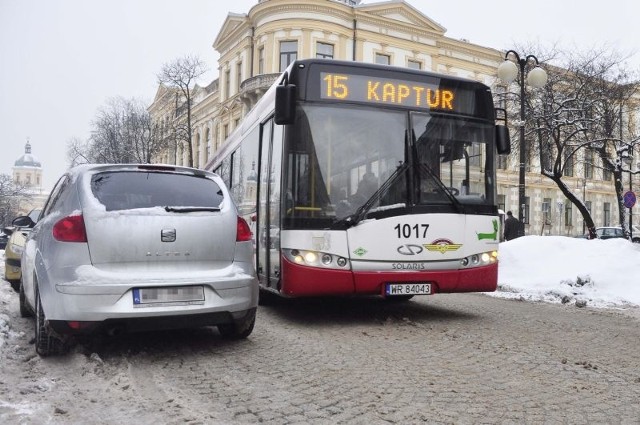 Tak zaparkowane samochody utrudniają kierowcom autobusów komunikacji miejskiej wyjazd z ulicy Sienkiewicza w Piłsudskiego.
