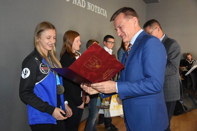 Burmistrz Sławomir Napierała wręcza nagrodę  Magdalenie Niemyjskiej, brązowej medalistce Mistrzostw Europy w kickboxingu