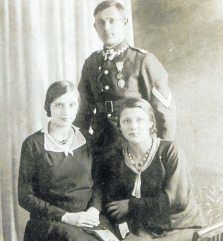 Mama Genowefa z Tabeńskich Goskowa (z lewej), siostra ojca Anna i ojciec, szef szwadronu w Korpusie Ochrony Pogranicza w Stołpcach. Wiosna 1935