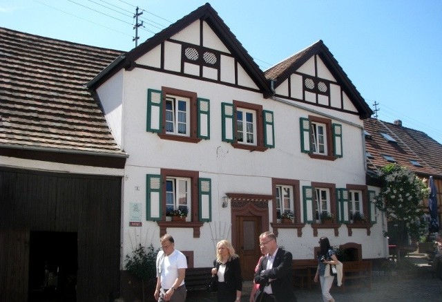 Kiedyś był to dom bogatych rolników w Rumbach. Po przebudowie mieszczą się w nim mieszkania na wynajem dla turystów.