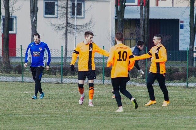 Jakub Kapsa (drugi z lewej) odbiera gratulacje po zdobyciu jednej z bramek.