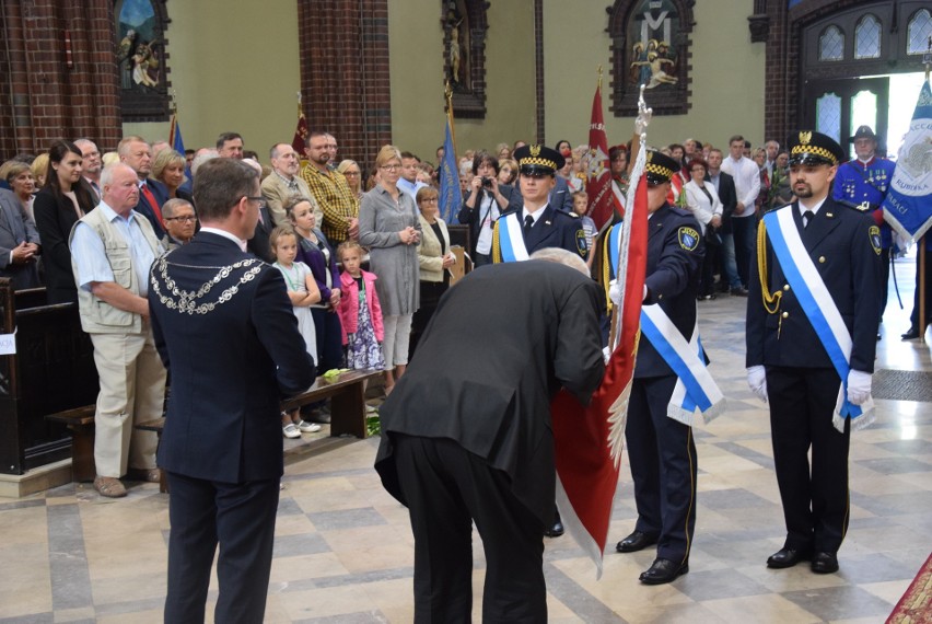 Arcybiskup Wiktor Skworc poświęcił sztandar Rybnika