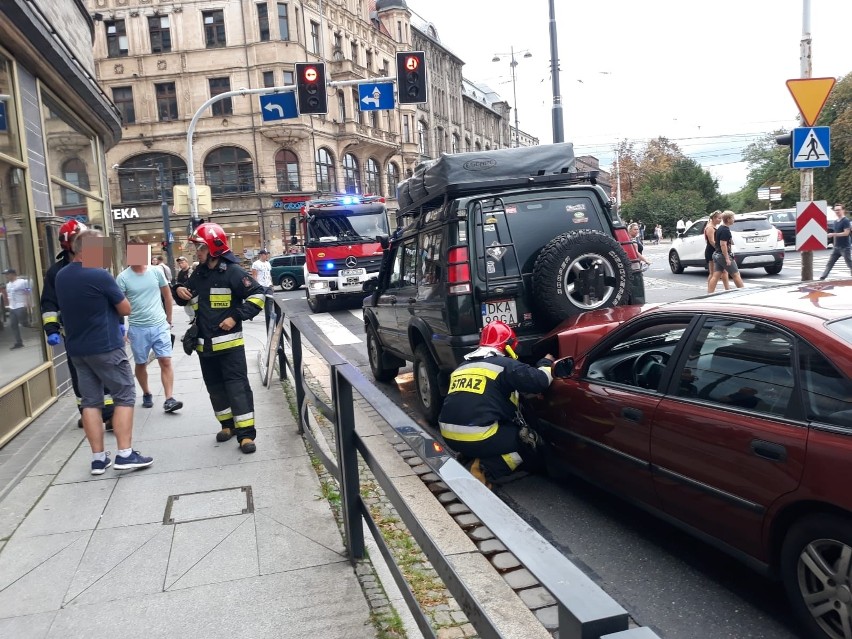 Wypadek w centrum Wrocławia. Wjechał pod terenówkę, duże korki (ZDJĘCIA)