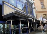 Inowrocław. W szpitalu przebywa wciąż kobieta, na którą spadła konstrukcja z budynku przy ul. Królowej Jadwigi w Inowrocławiu 