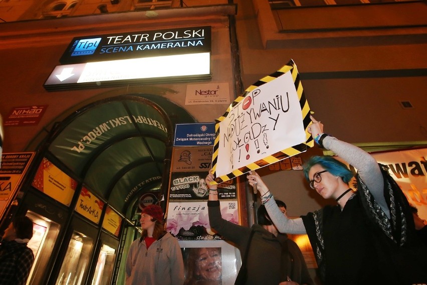 Protest pod Teatrem Polskim: "To się nie wyciszy" [ZDJĘCIA]